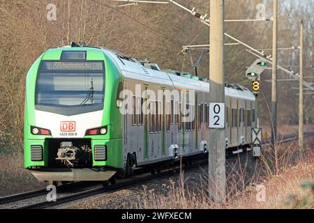 S-Bahn Rhein/Ruhr Linie S9 die S9 der DB-Regio S-Bahn Rhein/Ruhr durchfährt einen landschaftlich attraktiven Bereich zwischen Essen und Wuppertal zur Winterzeit. Essen Nordrhein-Westfalen Deutschland *** S-Bahn Rhein-Ruhr-Linie S9 die S9 der DB Regio S-Bahn Rhein Ruhr verläuft während der Wintersaison Essen Nordrhein-Westfalen Deutschland durch ein malerisches Gebiet zwischen Essen und Wuppertal Stockfoto
