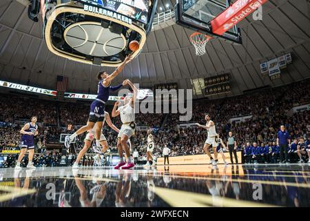 West Lafayette, Indiana, USA. Januar 31, 2024. Northwestern Wildcats Guard TY BERRY (3) mit einem Schwimmer während des NCAA menÃs Basketballspiels zwischen den Northwestern Wildcats und den Purdue Boilermakers, Mittwoch, 31. Januar 2024, in der Mackey Arena in West Lafayette, Ind (Kreditbild: © David Wegiel/ZUMA Press Wire) NUR REDAKTIONELLE VERWENDUNG! Nicht für kommerzielle ZWECKE! Stockfoto