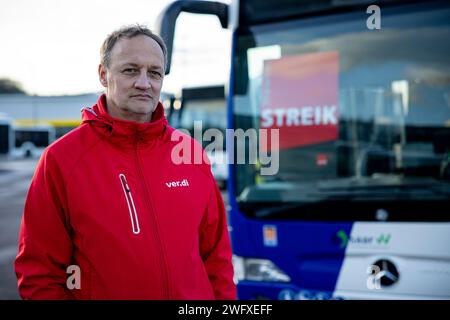 01. Februar 2024, Saarland, Saarbrücken: Christian Umlauf, stellvertretender Geschäftsführer des Saartrier Bezirks, steht vor einem Bus mit der Aufschrift „Strike“. Busunternehmen im Saarland streiken von Donnerstagabend bis zum späten Freitagabend. Viele Busse werden daher nicht in Betrieb sein. Foto: Laszlo Pinter/dpa Stockfoto