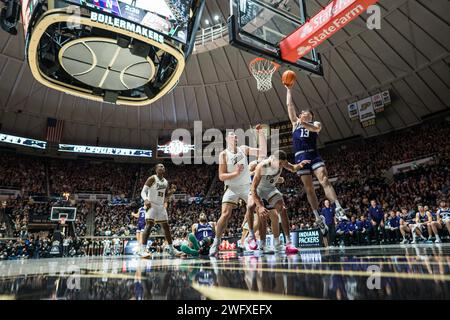 West Lafayette, Indiana, USA. Januar 31, 2024. Northwestern Wildcats Guard BROOKS BARNHIZER (13) mit einem Layup während des NCAA menÃs Basketballspiels zwischen den Northwestern Wildcats und den Purdue Boilermakers, Mittwoch, 31. Januar 2024, in der Mackey Arena in West Lafayette, Ind (Kreditbild: © David Wegiel/ZUMA Press Wire) NUR REDAKTIONELLE VERWENDUNG! Nicht für kommerzielle ZWECKE! Stockfoto