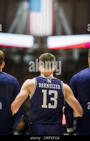 West Lafayette, Indiana, USA. Januar 31, 2024. Northwestern Wildcats Guard BROOKS BARNHIZER (13) steht für die Nationalhymne vor dem NCAA menÃs Basketballspiel zwischen den Northwestern Wildcats und den Purdue Boilermakers, Mittwoch, 31. Januar 2024, in der Mackey Arena in West Lafayette, Ind (Kreditbild: © David Wegiel/ZUMA Press Wire) NUR REDAKTIONELLE VERWENDUNG! Nicht für kommerzielle ZWECKE! Stockfoto