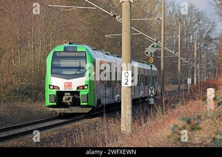 S-Bahn Rhein/Ruhr Linie S9 die S9 der DB-Regio S-Bahn Rhein/Ruhr durchfährt einen landschaftlich attraktiven Bereich zwischen Essen und Wuppertal zur Winterzeit. Essen Nordrhein-Westfalen Deutschland *** S-Bahn Rhein-Ruhr-Linie S9 die S9 der DB Regio S-Bahn Rhein Ruhr verläuft während der Wintersaison Essen Nordrhein-Westfalen Deutschland durch ein malerisches Gebiet zwischen Essen und Wuppertal Stockfoto