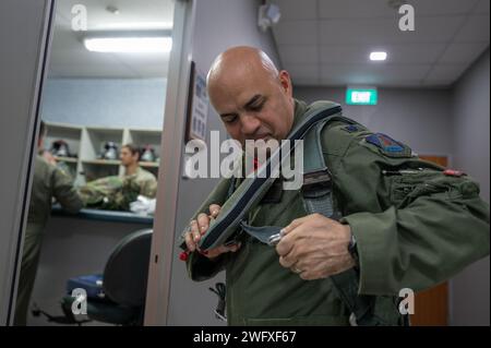 Oberst Eric Alvarez, Kommandeur der 345th Expeditionary Bomb Squadron, aus der Dyess Air Force Base, Texas, zieht seine Weste auf der Paya Lebar Air Base in Singapur an, 19. Januar 2024. Die B-1B Lancer betankte Luft-Luft mit der Republic of Singapore Air Force A330 Multi Role Tanker Transport. Stockfoto