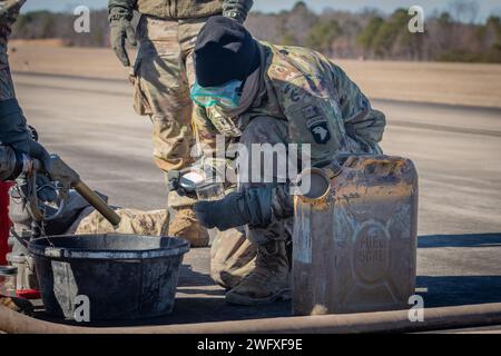 Soldaten des 96th Aviation Support Battalion errichten und zertifizieren den Forward Armiering and Betanking Point (FARP) in Oxford, MS, während eines großangelegten Luftangriffs in das Joint Readiness Training Center in Fort Johnson, LA. Mit dieser Übung soll die Bereitschaft der Einheit getestet und gestärkt werden. Fast 80 Hubschrauber der US-Armee von Fort Campbell aus wird KY an mehreren Orten auf der gesamten Flugbahn anhalten, um zu tanken und zu versorgen, bevor sie auf die Trainingsziele in Fort Johnson, LA, angreifen. Es gibt vier Vorwärtsschalt- und Tankstellen (FARPs): Millington, TN, Oxford, MS, Stockfoto