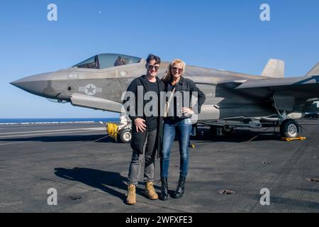 240120-N-TY704-1080 PHILIPPINE SEA (20. Januar 2024) Jamelle Fraley, rechts, und Brandon Fraley, Mitglieder der Two Story Road, posieren vor einer F-35C Lighting II, die den „war Falken“ der Strike Fighter Squadron (VFA) 97 zugewiesen wurde, auf dem Flugdeck an Bord des Flugzeugträgers USS Carl Vinson der Nimitz-Klasse (CVN 70). Vinson, das Flaggschiff der Carrier Strike Group ONE, wird im Einsatzgebiet der 7. US-Flotte eingesetzt, um einen freien und offenen Indo-Pazifik zu unterstützen. Stockfoto