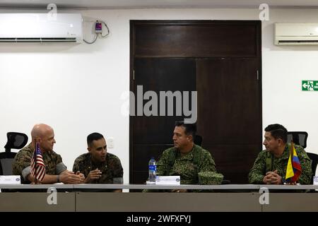 Generalleutnant David G. Bellon, Befehlshaber der U.S. Marine Corps Forces, South and U.S. Marine Corps Reserve (links), spricht mit Almirante (kolumbianischer Navy Admiral) Francisco Hernando Cubides Granados (Mitte rechts), Befehlshaber der kolumbianischen Marine, während eines strategischen Briefings auf der Base de Entrenamiento de Marina in Coveñas, Kolumbien, für eine Abschlussfeier, 11. Januar 2023. Zum ersten Mal in der kolumbianischen Geschichte absolvierten 60 Frauen das Juramento de Bandera de Infantes de Marina, nachdem sie drei Monate lang Rekrutierungstraining absolviert hatten und sich in die Reihen der kolumbianischen Marineinfanterie eintraten. U Stockfoto