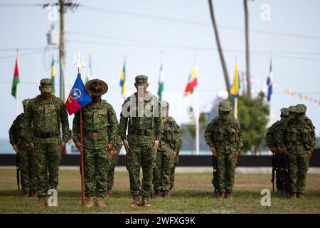 Infantes de Marina de Colombia (kolumbianische Marines) verbeugen sich während der Berufung auf die Rekruten-Vereidigung in der Base de Entrenamiento de Marina in Coveñas, Kolumbien, 11. Januar 2023. Zum ersten Mal in der kolumbianischen Geschichte absolvierten 60 Frauen das Juramento de Bandera de Infantes de Marina, nachdem sie drei Monate lang Rekrutierungstraining absolviert hatten und sich in die Reihen der kolumbianischen Marineinfanterie eintraten. Die US-Marines nahmen an der Zeremonie Teil, um Solidarität zu zeigen und den bedeutenden Beitrag der Partnerländer zu den Prinzipien von Frauen, Frieden und Sicherheit und zur Dämonenbildung zu unterstützen Stockfoto