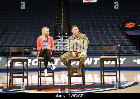 OKLAHOMA CITY – Oberst Jeffrey Anderson, stellvertretender Kommandeur des Oklahoma City Air Logistics Complex, spricht während seines Einzelgesprächs im Rahmen einer Podiumsveranstaltung zum OKC Thunder’s Aero-Student Day im Paycom Center am 23. Januar vor einem Publikum von Schülern. Mehr als 450 Studenten nahmen an der Podiumsveranstaltung mit vier Experten aus verschiedenen Karrieren in der Luft- und Raumfahrt Teil, um mehr über Karrieremöglichkeiten in der Luft- und Raumfahrtindustrie zu erfahren. Stockfoto