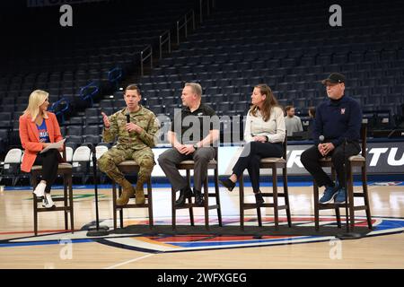 OKLAHOMA CITY – Oberst Jeffrey Anderson, stellvertretender Kommandeur des Oklahoma City Air Logistics Complex, spricht während einer Podiumsveranstaltung zum OKC Thunder’s Aero-Student Day im Paycom Center am 23. Januar vor einem Publikum von Schülern. Mehr als 450 Studenten nahmen an der Podiumsveranstaltung mit vier Experten aus verschiedenen Karrieren in der Luft- und Raumfahrt Teil, um mehr über Karrieremöglichkeiten in der Luft- und Raumfahrtindustrie zu erfahren. Stockfoto