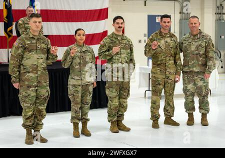 Brig. General Alan Gronewold, Adjutant General, Oregon (rechts), würdigt vier Soldaten der Oregon National Guard formell, nachdem sie ihnen seine „Challenge Coin“ während der Demobilisierungszeremonie für Abtrennung 1, Kompanie Alpha, 1. Bataillon – 112. Luftfahrt, die am 19. Januar 2024 in der Army Aviation Support Facility in Salem, Oregon stattfand. Die vier Soldaten sind (von links nach rechts) Sgt. Lucien Isom, SPC. Lizbeth Gonzalez-Bernal, Stab Sgt. Joseph Elmore und Stab Sgt. Matt Stephenson. Insgesamt 27 Soldaten der Oregon Army National Guard schlossen sich mit Soldaten aus Idaho, North Dakota, Montana und W zusammen Stockfoto