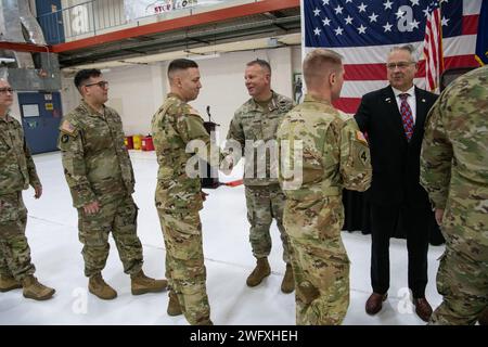 Soldaten der Oregon Army National Guard, die der Einheit 1, Kompanie Alpha, 1. Bataillon – 112. Luftfahrt zugewiesen sind, werden von Brig anerkannt. General Alan Gronewold (Zentrum) und andere Führer, die an der offiziellen Demobilisierungszeremonie teilnahmen, die am 19. Januar 2024 in der Army Aviation Support Facility in Salem, Oregon, stattfand. Insgesamt 27 Soldaten der Nationalgarde der Oregon Army schlossen sich mit Soldaten aus Idaho, North Dakota, Montana und Wisconsin zusammen, als Teil einer 12-monatigen Mobilisierung entlang der Südwestgrenze der USA. (Nationalgarde Stockfoto