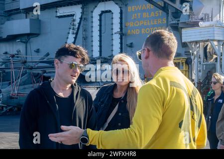 240120-N-TY704-1061 PHILIPPINE SEA (20. Januar 2024) Lt. Austin Starner, ein gebürtiger aus Phoenix Arizona, gibt Jamelle Fraley, Middle, und Brandon Fraley, Mitglieder der Two Story Road, eine Tour durch das Cockpit an Bord des Flugzeugträgers USS Carl Vinson der Nimitz-Klasse (CVN 70). Vinson, das Flaggschiff der Carrier Strike Group ONE, wird im Einsatzgebiet der 7. US-Flotte eingesetzt, um einen freien und offenen Indo-Pazifik zu unterstützen. Stockfoto