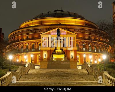 Blick auf die Royal Albert Hall, beleuchtet in der frühen Abenddämmerung Stockfoto