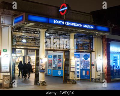 Blick auf den farbenfrohen Eingang zur U-Bahn-Station South Kensington in der Londoner U-Bahn bei Nacht Stockfoto