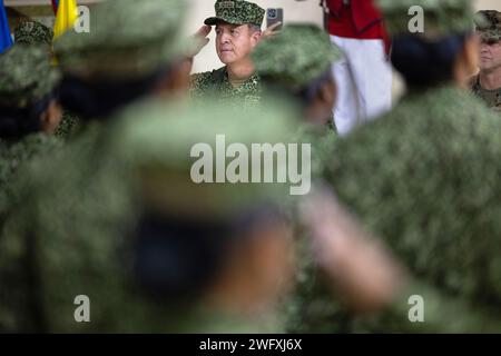 Almirante Francisco Hernando Cubides Granados, Kommandeur der kolumbianischen Marine, grüßt zusammen mit Marines und Mitgliedern der US Marine Corps Forces, South, die Rekruten während einer Preisverleihung auf der Base de Entrenamiento de Marina in Coveñas, Kolumbien, am 11. Januar 2023. Zum ersten Mal in der kolumbianischen Geschichte absolvierten 60 Frauen das Juramento de Bandera de Infantes de Marina, nachdem sie drei Monate lang Rekrutierungstraining absolviert hatten und sich in die Reihen der kolumbianischen Marineinfanterie eintraten. Das Women, Peace and Security (WPS)-Programm des US-Südkommandos würdigt die Div Stockfoto