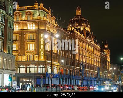Blick auf das berühmte Luxuskaufhaus Harrods an der Brompton Road in Knightsbridge London bei Nacht beleuchtet Stockfoto