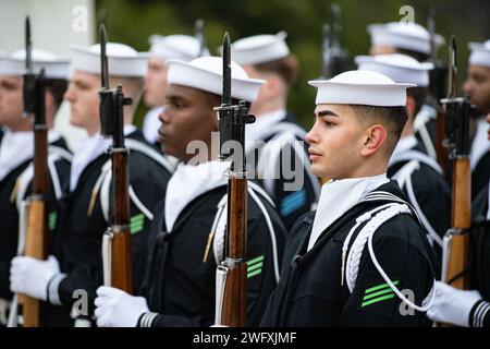 Die Honor Guard der U.S. Navy unterstützt eine Zeremonie der Full Honors Wreath-Zeremonie am Grab of the Unknown Soldier auf dem Arlington National Cemetery, Arlington, Virginia, 30. Januar 2024. Der Kranz wurde vom Leiter der Marineoperationen der Republik Korea ADM Yang Yong-Mo gelegt. Stockfoto