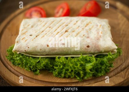 Köstliche Shawarma, Kebab in einer Grube mit Huhn und Gemüse, Nahaufnahme. Stockfoto