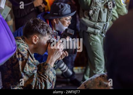 Isaac Orozco, ein Spezialist für Kampfgrafik im Hauptquartier und Hauptquartier, Marine Corps Air Station Iwakuni, macht Fotos von Mitgliedern der japanischen Maritime Self-Defense Force mit der Air Rescue Squadron 71, Fleet Air Wing 31, während des JMSDF Neujahrsfluges bei MCAS Iwakuni, Japan, 5. Januar 2024. Der JMSDF-Neujahrsflug findet in der Regel Anfang Januar statt, und der diesjährige Flug zeigte die Fähigkeiten der US-2 sowie die Fähigkeit von Fleet Air Wing 31, Such- und Rettungsmissionen schnell und erfolgreich durchzuführen. Das ist das erste Mal seit 9 Jahren Stockfoto