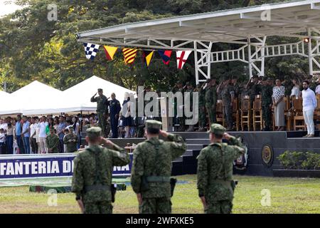 Die Infantes de Marina de Colombia (kolumbianische Marines) grüßen die Flagge während der Vereidigung der Rekruten auf der Base de Entrenamiento de Marina in Coveñas, Kolumbien, 11. Januar 2023. Zum ersten Mal in der kolumbianischen Geschichte absolvierten 60 Frauen das Juramento de Bandera de Infantes de Marina, nachdem sie drei Monate lang Rekrutierungstraining absolviert hatten und sich in die Reihen der kolumbianischen Marineinfanterie eintraten. Die US-Marines nahmen an der Zeremonie Teil, um Solidarität zu zeigen und den bedeutenden Beitrag der Partnerländer zu den Prinzipien der Frauen, des Friedens und der Sicherheit zu unterstützen und um unerschütterliche Unterstützung für die zu demonstrieren Stockfoto