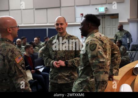 FORT GEORGE G. MEADE, MD – Oberstleutnant Donald Sedivy, Kommandeur des 781. Militärischen Geheimdienstbataillons (Cyber) (links), Kommandochef Major Joseph Daniel (Mitte), abziehender hochrangiger Anführer des Bataillons, und Kommandodirektor Major Jermaine Ocean (rechts), der ankommende hochrangige Anführer, vor der Zeremonie zum Wechsel der Verantwortung des Bataillons im Posttheater am 23. Januar. Stockfoto