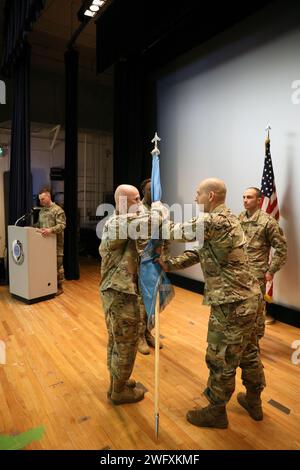 FORT GEORGE G. MEADE, MD – Oberst Joseph Daniel (links), der abtretende hochrangige Anführer des 781. Militärischen Geheimdienstbataillons (Cyber), gab seine Autorität als „Hüter der Farben“ an Lt. Colonel Donald Sedivy, den Bataillonkommandeur, während einer Zeremonie zum Wechsel der Verantwortung im Posttheater am 23. Januar ab. Stockfoto