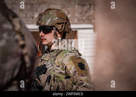 Soldaten des 2. Bataillons, 112. Infanterieregiment, 56. Stryker Brigade Combat Team, Pennsylvania Army National Guard, werden von Beobachtern, Trainern/Trainern (OC/TS) der 174. Infanterie Brigade während ihres Trainings nach der Mobilisierung auf Fort Bliss, Texas, am 22. Januar 2024 bewertet. Die OC/TS bewerteten ihre Reaktions- und Reaktionsfähigkeiten, indem sie mehrere Schulungsübungen beobachteten, die realistische und dynamische Simulationen zur Vorbereitung auf eine bevorstehende Einführung beinhalteten. Realistische Schulungen mit Fachexperten sollen die Fähigkeit stärken, kompetent zu reagieren und zu reagieren Stockfoto