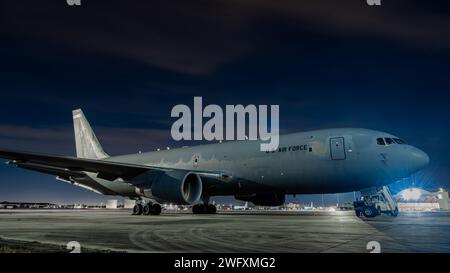 Eine U.S. Air National Guard KC-46A Pegasus, die dem 157. Luftbetankungsflügel, Pease ANG Base, New Hampshire, zugeordnet ist, liegt am 19. Januar 2023 auf der Fluglinie der MacDill Air Force Base, Florida. Mit größeren Tankungs-, Fracht- und lufttechnischen Evakuierungskapazitäten im Vergleich zur KC-135 Stratotanker, die KC-46A wird Luftwaffe, Marine, Marine Corps und Empfänger von Partnerstaaten mit Luftbetankung unterstützen. Stockfoto