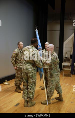 FORT GEORGE G. MEADE, MD – Oberst Major Jermaine Ocean ist der neue hochrangige Anführer des 781. Militärischen Geheimdienstbataillons (Cyber) und übernahm die Verantwortung als „Hüter der Farben“ von Lt. Col. Donald Sedivy, dem Bataillonkommandeur, während einer Zeremonie zum Wechsel der Verantwortung im Posttheater am 23. Januar. Stockfoto