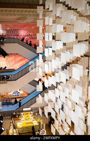 Paris, Frankreich, Le Bon Marche Kaufhaus dekoriert von Daniel Buren, nur Redaktion. Stockfoto