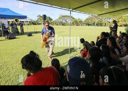 Der US-Navy-Musiker Owen Sczerba aus Poughkeepsie, New York, spielt Saxophon während eines Gaststaates sogar an der Xavier High School in Chuuk, Federated States of Micronesia, als Teil der Pacific Partnership 2024-1 12. Januar 2024. Die Pazifische Partnerschaft ist die größte jährliche multinationale humanitäre Hilfe und Katastrophenvorsorge-Mission, die im Indopazifik durchgeführt wird. Stockfoto