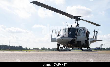 Mitglieder der 459th Airlift Squadron und der 374th Operations Support Squadron führen Flugkontrollen auf einem UH-1N Huey auf der Yokota Air Base in Japan durch, 2. September 2023. Mitarbeiter der US-Luftwaffe nahmen zusammen mit Mitgliedern der US-Navy, der US-Armee und der japanischen Selbstverteidigungskräfte an einer lokalen Katastrophenübung Teil, um simulierte Lieferungen in den Tokyo Rinkai Disaster Prevention Park zu transportieren. Stockfoto