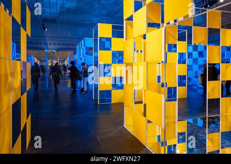 Paris, Frankreich, Ausstellung von Daniel Buren im Kaufhaus Le Bon Marche, nur Editorial. Stockfoto