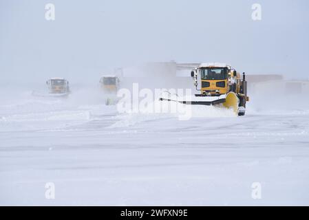 Mitglieder der 185th Air Betanking Wing Civil Engineering Squadron der Iowa Air National Guard entfernen am 9. Januar 2024 Schnee aus dem Rampenbereich in der Nähe der Einheiten KC-135 Stratotanker Flugzeuge in Sioux City, Iowa. Das zweitägige Schneereignis fiel vom Montag, den 8. Bis Dienstag, den 9. Januar 2024, über 14 Zentimeter Schnee in West-Iowa. Foto der U.S. Air National Guard Senior Maser Sgt. Vincent de Groot Stockfoto