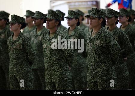 Emale Rekruten mit dem Infatería de Marina Colombia (Kolumbianisches Marine Corps) stehen während einer Preisverleihung auf der Base de Entrenamiento de Marina in Coveñas, Kolumbien, am 11. Januar 2023 in Bildung. Nach der Zeremonie und zum ersten Mal in der kolumbianischen Geschichte absolvierten 60 Frauen das Juramento de Bandera de Infantes de Marina, nachdem sie drei Monate lang Rekrutierungstraining absolviert hatten und in die Reihen der kolumbianischen Marineinfanterie eintraten. Das Women, Peace and Security (WPS)-Programm des US-Südkommandos erkennt die vielfältigen Rollen an, die Frauen als Agenten des Wandels bei der Verhütung und Lösung von Konflikten spielen Stockfoto