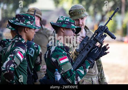 Ein australischer Soldat zeigt einem indonesischen Dienstmitglied sein ...