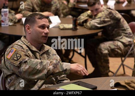 First Sergeant Cory Edwards spricht über die Nutzung dieses Trainings in seiner Firma während des Core Recon Trainings in der Main Post Chapel in Fort Drum, New York, am 24. Januar 2024. Während der Saison von St. Barbara Week, DIVARTY veranstaltete Core Recon Training, um Kommunikation und Führungsfähigkeiten zu fördern. Core Recon bietet jeder Person eine aus vier Buchstaben und Zahlen bestehende Sequenz, die einen Überblick über den Persönlichkeitstyp einer Person bietet. Diese Sequenz kann verwendet werden, um die Kommunikationsfähigkeiten zwischen Einzelpersonen und Teams zu verbessern. Stockfoto