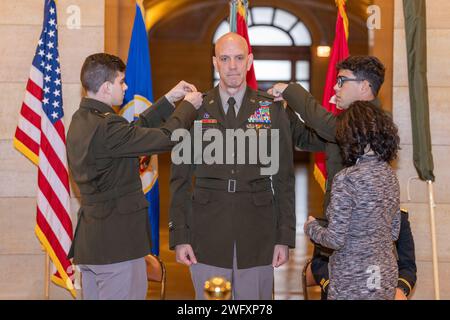 Armee Brig. General Jason Benson, Assistant Division Commander – Manöver der 34. Red Bull Infantry Division der Minnesota National Guard, wird während einer Veranstaltung im Minnesota State Capitol am 13. Januar 2024 befördert. Die Beförderung kommt, als Benson und mehr als 500 Red Bulls sich auf einen bevorstehenden Einsatz im Nahen Osten vorbereiten. „Wir befördern Menschen nicht zum Brigadegeneral, weil sie es bereits getan haben“, sagte Generalmajor Charles Kemper, Kommandeur der 34. Infanteriedivision. „Wir fördern sie auf der Grundlage ihres Führungspotenzials.“ Stockfoto