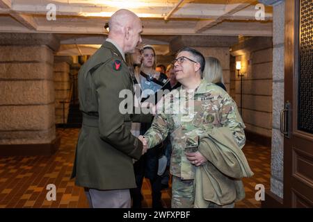 Armee Brig. General Jason Benson, Assistant Division Commander – Manöver der 34. Red Bull Infantry Division der Minnesota National Guard, wird während einer Veranstaltung im Minnesota State Capitol am 13. Januar 2024 befördert. Die Beförderung kommt, als Benson und mehr als 500 Red Bulls sich auf einen bevorstehenden Einsatz im Nahen Osten vorbereiten. „Wir befördern Menschen nicht zum Brigadegeneral, weil sie es bereits getan haben“, sagte Generalmajor Charles Kemper, Kommandeur der 34. Infanteriedivision. „Wir fördern sie auf der Grundlage ihres Führungspotenzials.“ Stockfoto