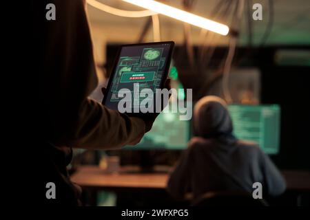 Dieb Lesezugriff auf Nachricht auf Tablet verweigert, Hacker scheitern an der Firewall-Verschlüsselung und stehlen Daten. Internetkriminelle verwenden schädliche Software, um Passwörter zu knacken. Stockfoto