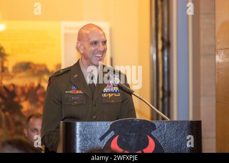 Armee Brig. General Jason Benson, Assistant Division Commander – Manöver der 34. Red Bull Infantry Division der Minnesota National Guard, wird während einer Veranstaltung im Minnesota State Capitol am 13. Januar 2024 befördert. Die Beförderung kommt, als Benson und mehr als 500 Red Bulls sich auf einen bevorstehenden Einsatz im Nahen Osten vorbereiten. „Wir befördern Menschen nicht zum Brigadegeneral, weil sie es bereits getan haben“, sagte Generalmajor Charles Kemper, Kommandeur der 34. Infanteriedivision. „Wir fördern sie auf der Grundlage ihres Führungspotenzials.“ Stockfoto