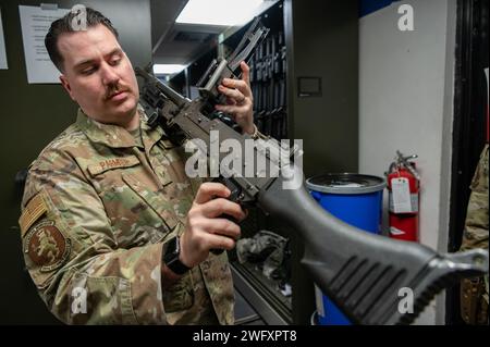 David Parmiter, 100th Security Forces Defender, demonstriert die Mechanik eines M240B Maschinengewehrs bei der Royal Air Force Mildenhall, England, 9. Januar 2024. Die Verteidiger in der Waffenkammer überwachen die Verteilung und Wartung von Waffen für die Sicherheitskräfte, um ihre Aufgaben zu erfüllen. Stockfoto