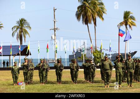 Infantes de Marina de Colombia (kolumbianische Marines) präsentieren während der Rekruten-Vereidigung in der Base de Entrenamiento de Marina in Coveñas, Kolumbien, 11. Januar 2023 Waffen. Zum ersten Mal in der kolumbianischen Geschichte absolvierten 60 Frauen das Juramento de Bandera de Infantes de Marina, nachdem sie drei Monate lang Rekrutierungstraining absolviert hatten und sich in die Reihen der kolumbianischen Marineinfanterie eintraten. Die US-Marines nahmen an der Zeremonie Teil, um Solidarität zu zeigen und den bedeutenden Beitrag der Partnerländer zu den Prinzipien von Frauen, Frieden und Sicherheit zu unterstützen und unerschütterlich zu demonstrieren Stockfoto