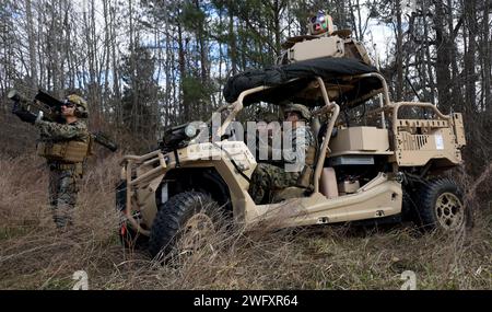 US-Marines mit der 24th Marine Expeditionary Unit (MEU) üben am 10. Januar 2024 auf dem Light Marine Air Defense Integrated System (L-MADIS) während des Realistic Urban Training (RUT) in Fort Barfoot (Virginia). Die RUT bietet der 24. MEU die Möglichkeit, in ungewohnten Umgebungen zu arbeiten, die Einheiten der Marine Air Ground Task Force zu integrieren und darauf hinzuarbeiten, als Spezialeinsatzkräfte zu qualifizieren. Stockfoto