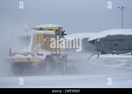 Mitglieder der 185th Air Betanking Wing Civil Engineering Squadron der Iowa Air National Guard entfernen am 9. Januar 2024 Schnee aus dem Rampenbereich in der Nähe der Einheiten KC-135 Stratotanker Flugzeuge in Sioux City, Iowa. Das zweitägige Schneereignis fiel vom Montag, den 8. Bis Dienstag, den 9. Januar 2024, über 14 Zentimeter Schnee in West-Iowa. Foto der U.S. Air National Guard Senior Maser Sgt. Vincent de Groot Stockfoto