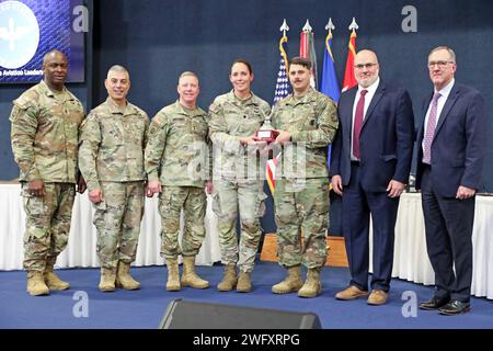 Das 1. Bataillon, 58th Aviation Regiment, wird während des Army Aviation Senior Leader Forum Dinner in Fort Novosel, Alabama, am 24. Januar 2024 zur Air Traffic Control Unit of the Year ernannt. Die Auszeichnung wird von Lt. Colonel Lindsay A. Ryan und Master Sgt. Jon W. Fagan angenommen. Die Auszeichnung wird verliehen durch Generalmajor Michael McCurry, Befehlshaber des U.S. Army Aviation Center of Excellence und Chef der Army Aviation Branch, Chief Warrant Officer 5, Michael Corsaro, Chief Warrant Officer der Division, und Command Sgt. Major Kirk Coley, Branch Command Sergeant Major, pensionierter Generalmajor Walter Davis, Army Aviation Association of Amer Stockfoto