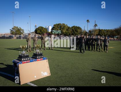 US-Marines mit Hauptquartier und Hauptquartier-Geschwader, Marine Corps Air Station (MCAS) Yuma (Arizona) und Marine Fighter Attack Squadron (VMFA) 211 bereiten sich darauf vor, während der Commander’s Cup Zeremonie am 8. Januar 2024 eine Trophäe und einen Check zu erhalten. Der Commander’s Cup wird an Einheiten vergeben, die auf der Teilnahme und den Siegen in der Saison 2023 des Intramuralsports bei MCAS Yuma basieren. Stockfoto