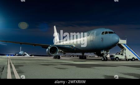 Eine U.S. Air National Guard KC-46A Pegasus, die dem 157. Luftbetankungsflügel, Pease ANG Base, New Hampshire, zugeordnet ist, liegt am 19. Januar 2023 auf der Fluglinie der MacDill Air Force Base, Florida. Mit größeren Tankungs-, Fracht- und lufttechnischen Evakuierungskapazitäten im Vergleich zur KC-135 Stratotanker, die KC-46A wird Luftwaffe, Marine, Marine Corps und Empfänger von Partnerstaaten mit Luftbetankung unterstützen. Stockfoto