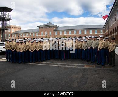 Washington Sergeant Major, Jesse J. Dorsey, und Incoming Sgt. Major Jimmy F. Richard posieren für ein Foto nach einer Entlastungs- und Ernennungszeremonie am 29. Januar 2024 im MBW. Major Jimmy F. Richard, der Sgt. Major Jesse J. Dorsey entließ und 2001 in das Marine Corps eintrat, entsandte und nahm an zahlreichen Operationen Teil, absolvierte acht Zyklen als Bohrlehrer und diente kürzlich als Major der Recruiting Station in Jacksonville, FL. Stockfoto