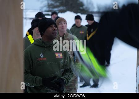 Kommandochef Major Freddie Thompson IV., der hochrangige Berater der 10th Mountain Division Artillery (DIVARTY), beobachtet Soldaten beim Muscle-up-Event während der Ruffner Challenge während der Saison von St. Barbara-Feier auf Fort Drum, New York, am 22. Januar 2024. Soldaten in ganz DIVARTY feiern die jährliche Veranstaltung zu Ehren der St. Barbara, die Schutzpatronin der Artilleristen, mit Veranstaltungen zum Aufbau von Kameradschaften wie einem Regimentslauf und anderen körperlichen Herausforderungen. Stockfoto